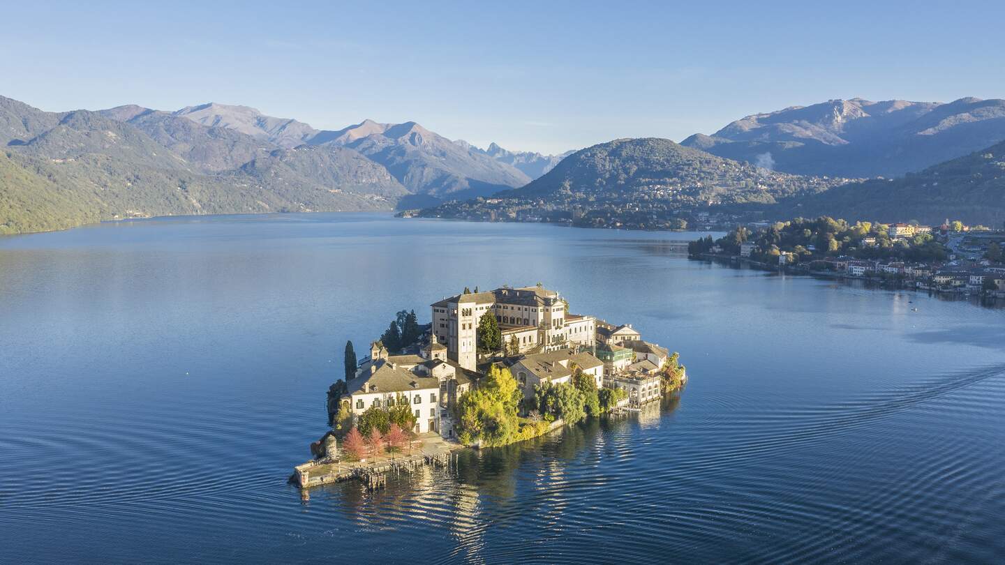 Italien, Piemont, Ortasee. Luftaufnahme der Insel San Giulio am Ortasee, einem kleinen See in der Nähe des Lago Maggiore. | © Gettyimages.com/acavalli