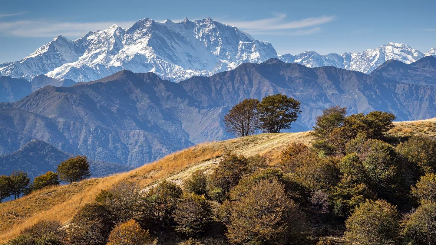 Monte Rosa Gipfel, vom Mottarone Berg (Piemont, Norditalien) gesehen. Es ist das größte Bergmassiv in den europäischen Alpen, das zweithöchste nach dem Mont Blanc. | © Gettyimages.com/peste65