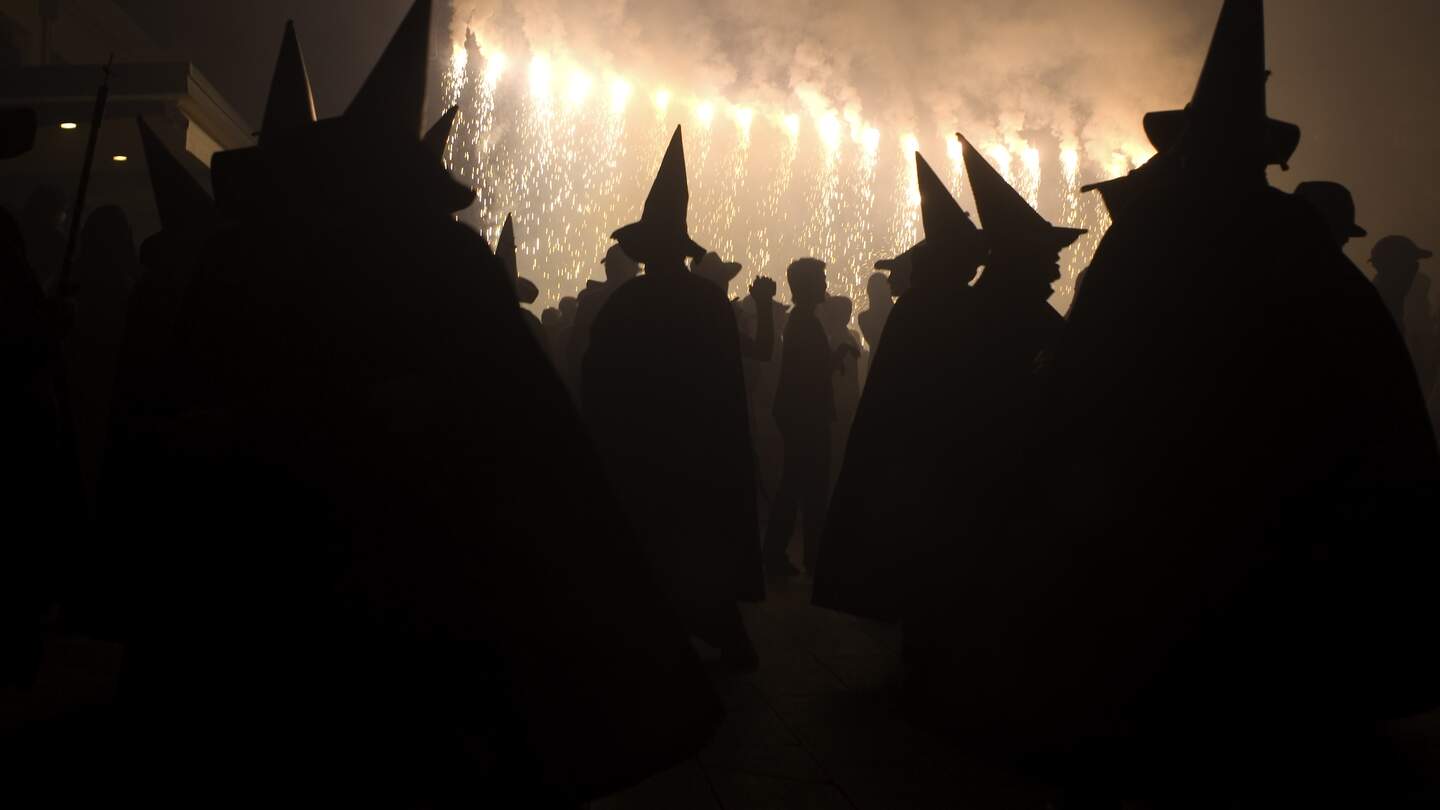 Hexe tanzen in der Nacht | © Gettyimages.com/MartiSaiz