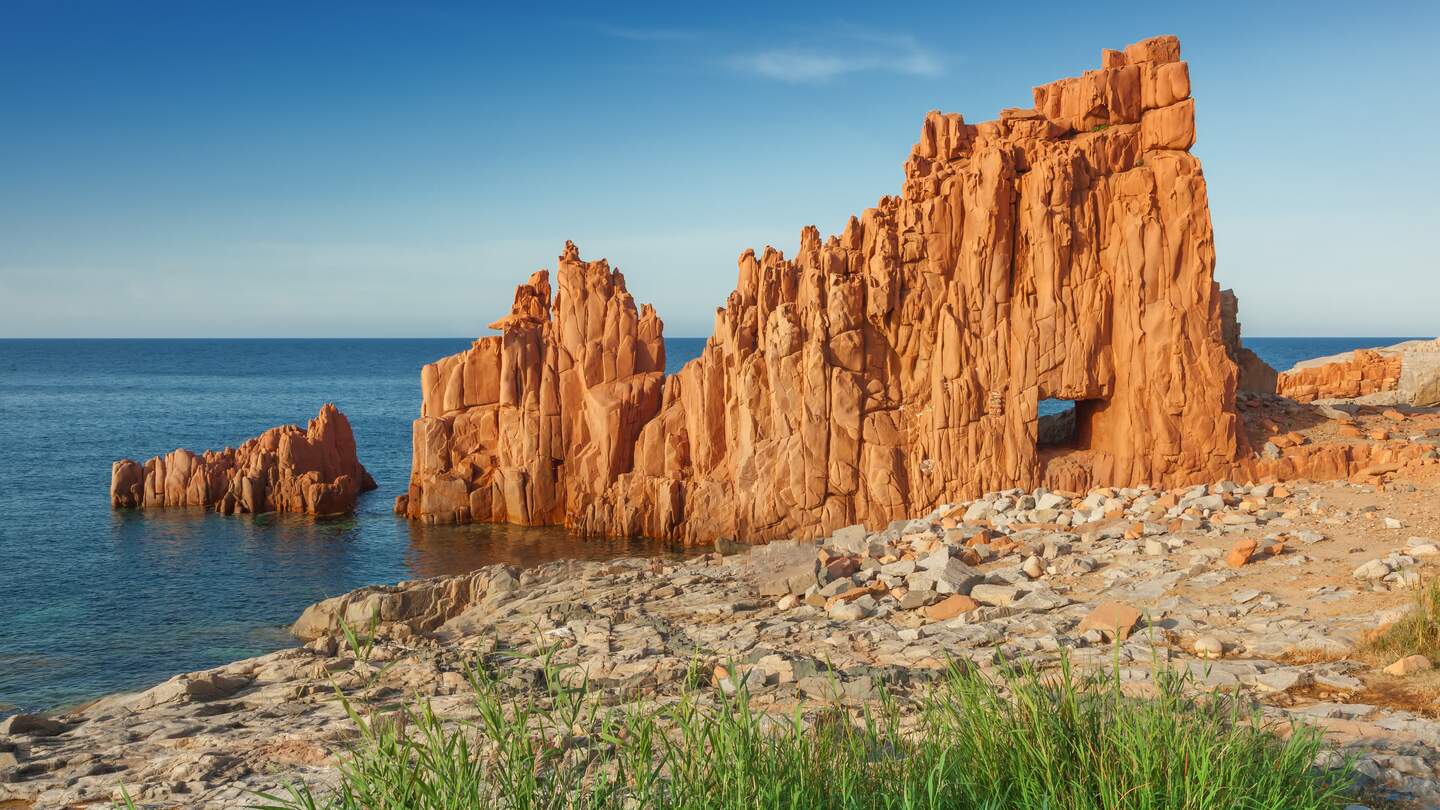 Rote Felsformation bei Arbatax im Sonnenlicht und blauem Himmel | © Gettyimages.com/robmen