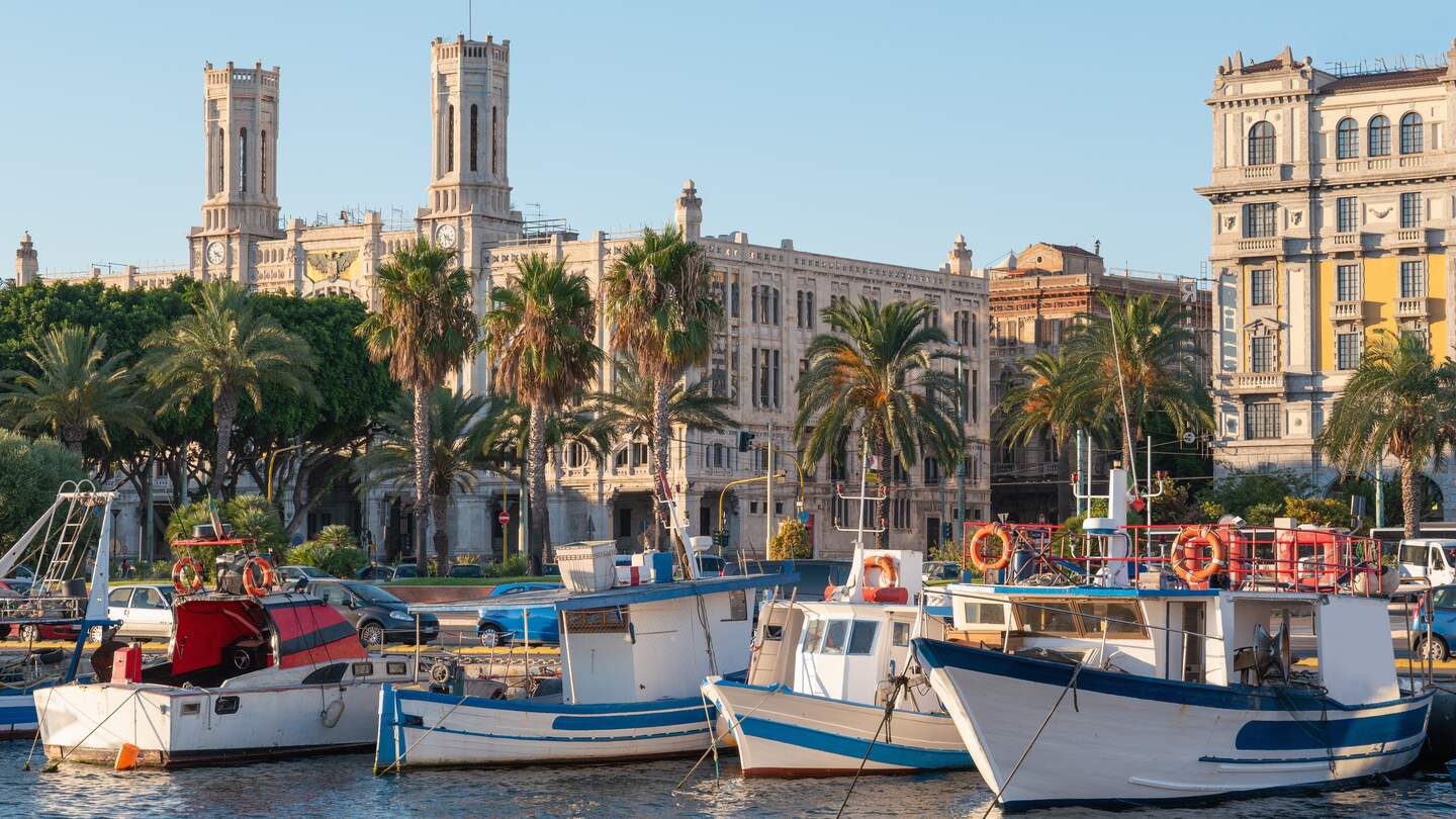 Der Hafen von Cagliari mit Fischerbooten und dem Palazzo Civico im Hintergrund | © Gettyimages.com/Mlenny