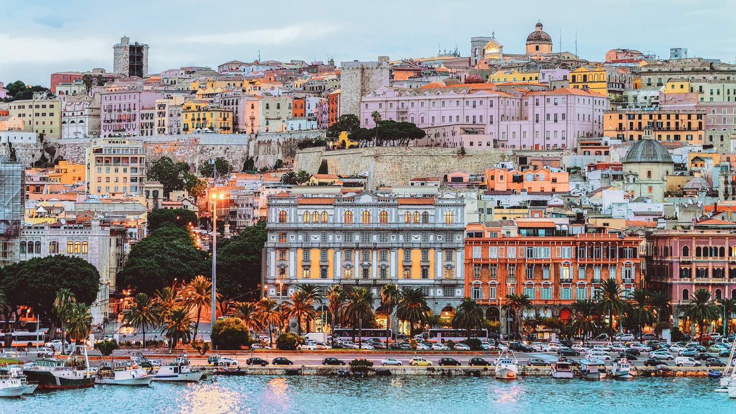 Die Hauptstadt der Insel Cagliari vom Meer betrachtet mit bunten Häuserfassaden | © Gettyimages.com/RomanBabakin