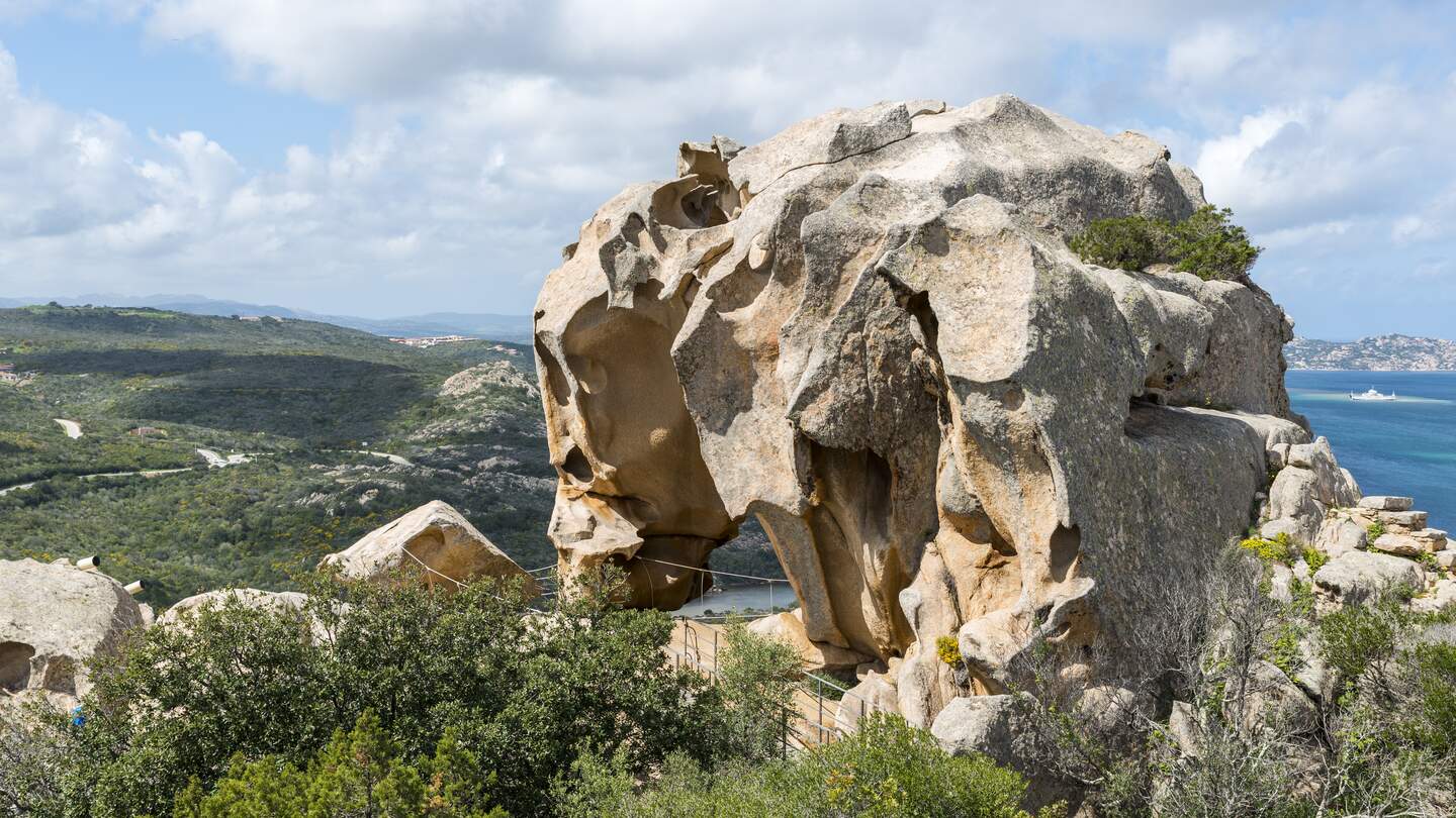 Felsen in Gestalt eines Bären mit Blick auf den Ort Palau | © Gettyimages.com/compuinfoto