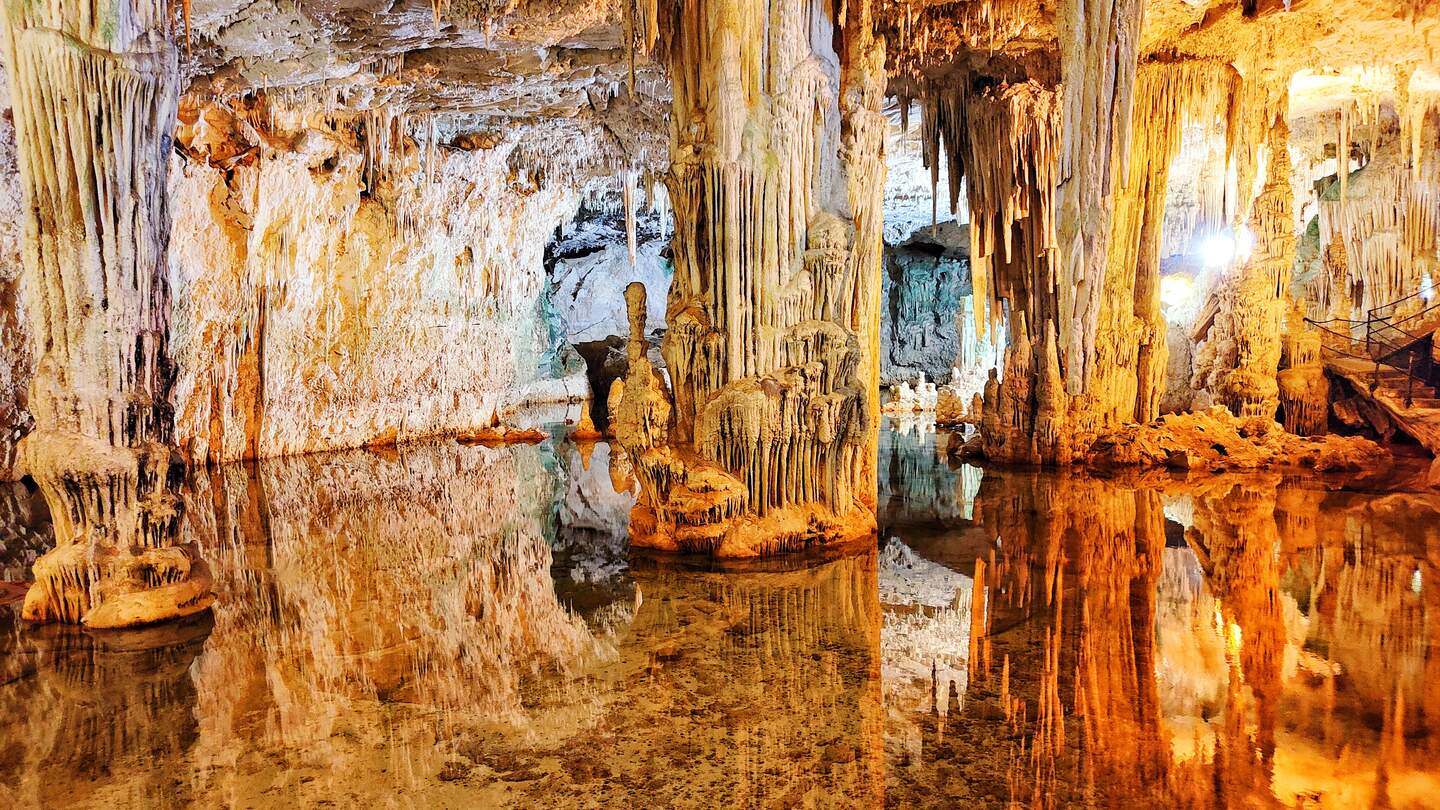 Blick ins Innere der Neptunhöhle (Grotta di Nettuno) auf Sardinien | © Gettyimages.com/robypangy