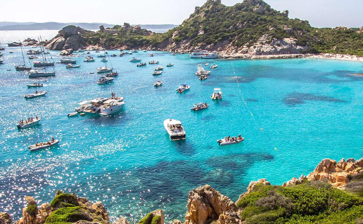 Schöne Bucht mit kleimem Segelbooten und türkis blauem Wasser | © Gettyimages.com/CAHKT