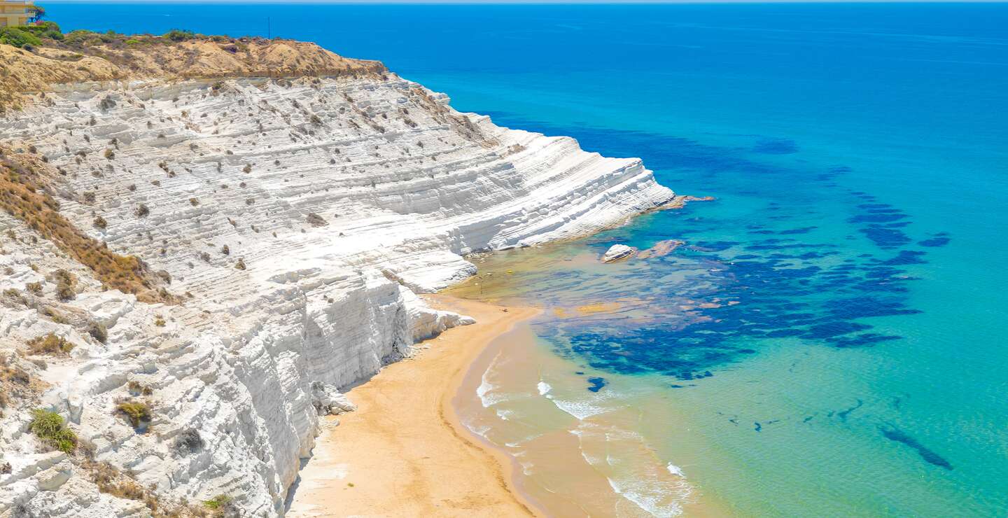 Die sehr berühmte weiße felsige Klippe an der Küste in der Gemeinde Porto Empedocle, Provinz Agrigento, Sizilien, mit wunderschönem goldenen Strand und blauem Meer. | © Gettyimages.com/valeriomei