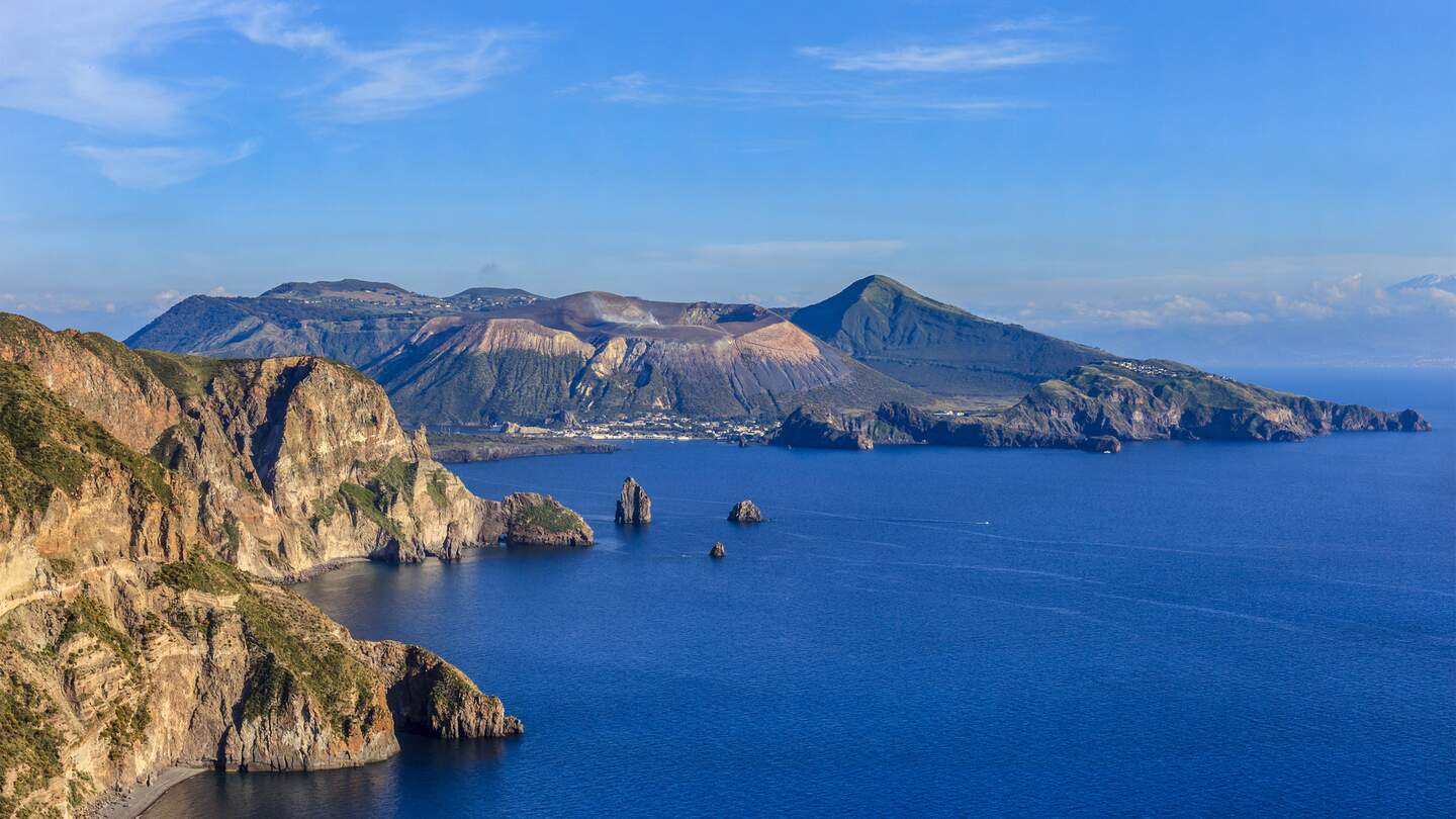 Die Insel Vulcano von der Insel Lipari aus gesehen. Äolischer Archipel, Sizilien, Italien. | © Gettyimages.com/flaviovallenari