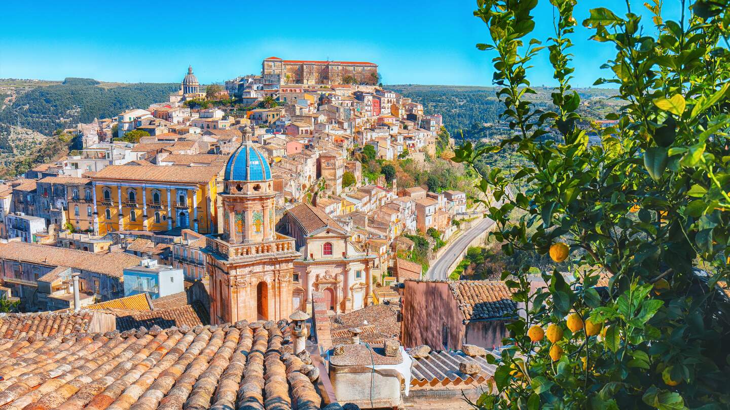 Sonnenaufgang in der alten Barockstadt Ragusa Ibla in Sizilien. Historisches Zentrum namens Ibla im spätbarocken Stil erbaut. Ragusa, Sizilien, Italien, Europa. | © Gettyimages.com/pilat666