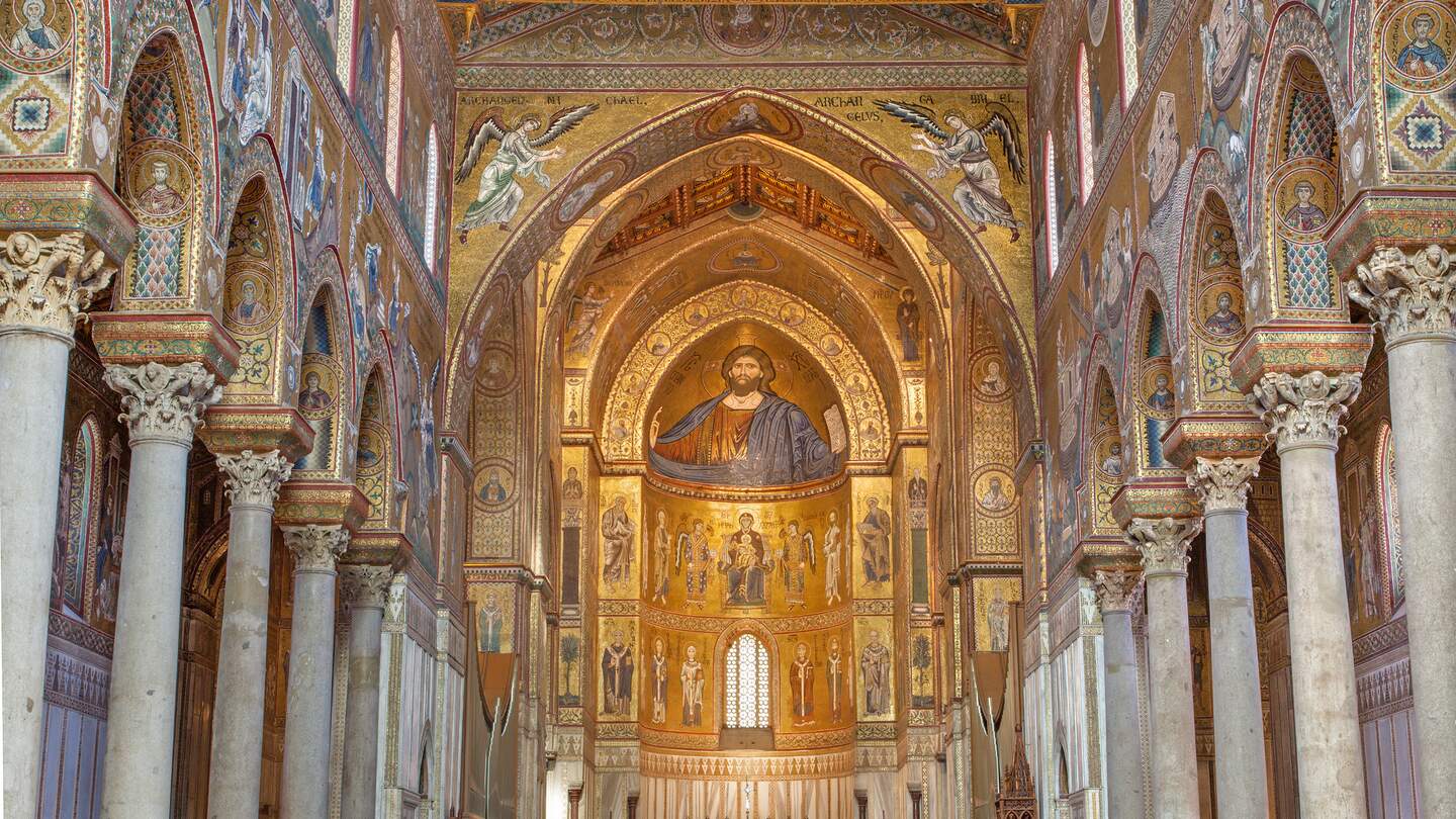 Palermo - Hauptschiff der Kathedrale von Monreale. Kirche ist ein wunderbares Beispiel normannischer Architektur. Die Kathedrale wurde um 1200 fertiggestellt. | © Gettyimages.com/sedmak