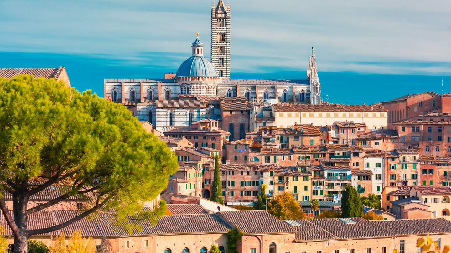 Dom von Siena an sonnigen Tagen, Toskana, Italien | © Gettyimages.com/kavalenkavavolha