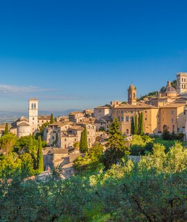 Panoramablick auf die historische Stadt Assisi im wunderschönen goldenen Morgenlicht bei Sonnenaufgang im Sommer | © © Gettyimage/bluejayphoto