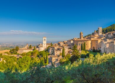 Panoramablick auf die historische Stadt Assisi im wunderschönen goldenen Morgenlicht bei Sonnenaufgang im Sommer | © © Gettyimage/bluejayphoto