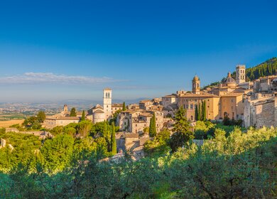 Panoramablick auf die historische Stadt Assisi im wunderschönen goldenen Morgenlicht bei Sonnenaufgang im Sommer | ©  Gettyimage/bluejayphoto