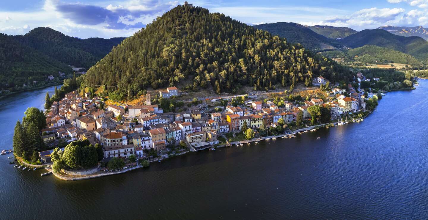 Kleiner malerischer See Piediluco in der Provinz Terni mit bunten Haeusern | © Gettyimages.com/Freeartist