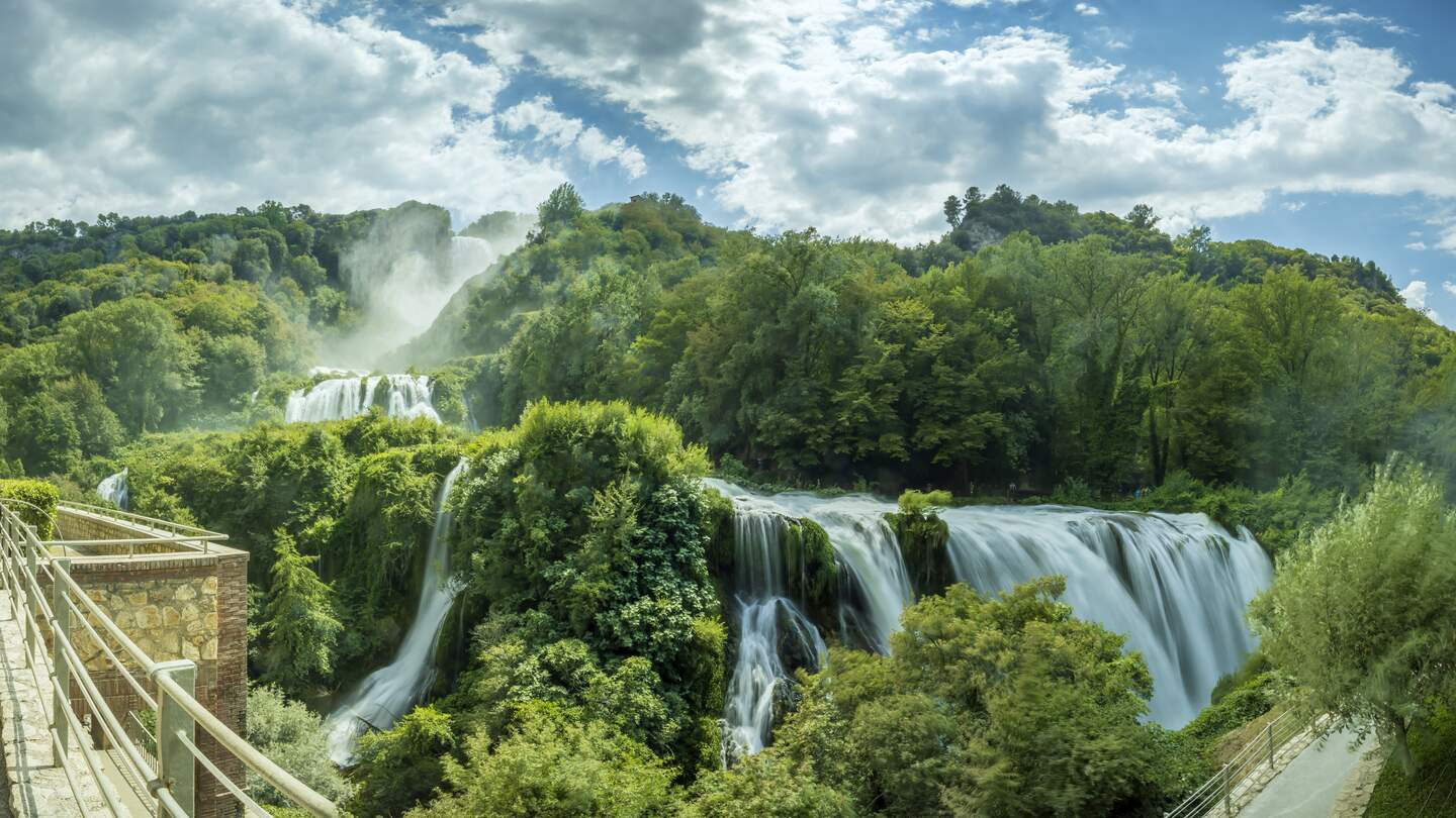 Malerischer dreiteiliger Wasserfall in der Region Umbrien | © Gettyimages.com/phbcz