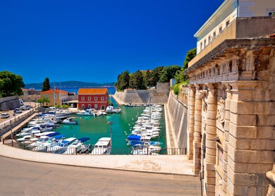 Zadar-Stadttor mit Blick auf Fosa Hafen bei blauem Himmel | © gettyimages.com/xbrchx