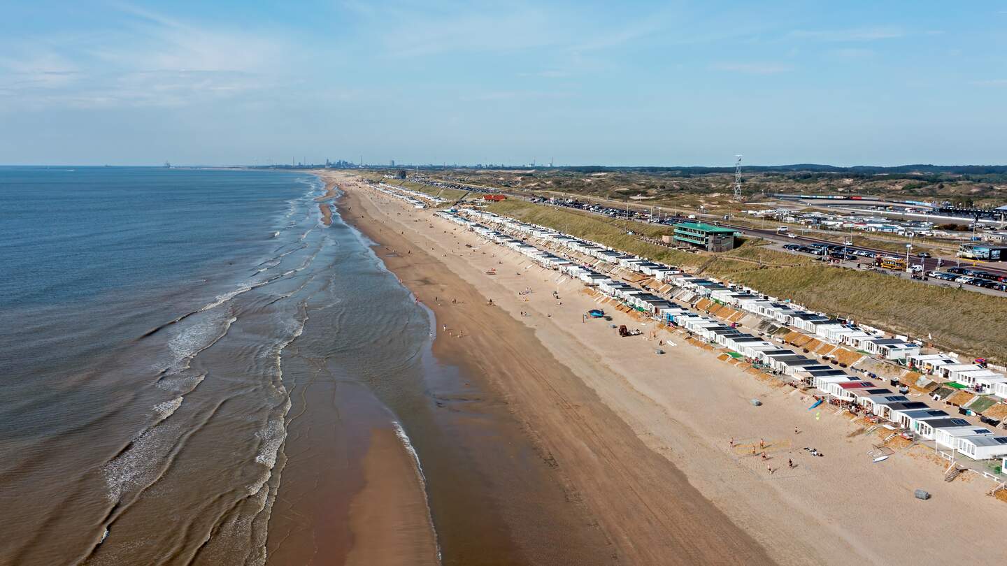 Luftaufnahme vom Strand von Zandvoort an der Nordsee in den Niederlanden an einem schoenen Sommertag | © Gettyimages.com/nisangha