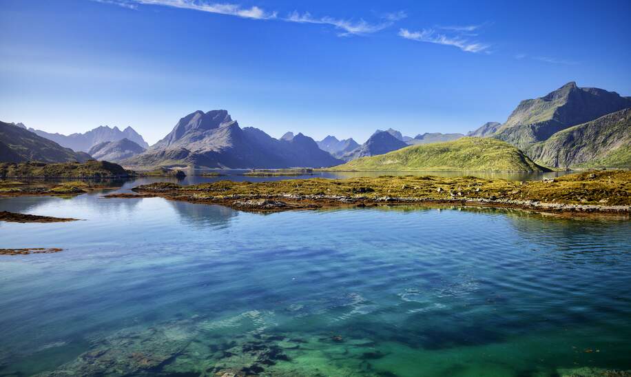 charmantes Kuestendorf in Lofoten, Norwegen, mit leuchtend  Holzhaeusern  | © gettyimages.com/tridland