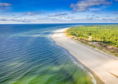 Atemberaubender Strand auf der Halbinsel Hel, Ostsee in Polen | © Gettyimages.com/shaiith