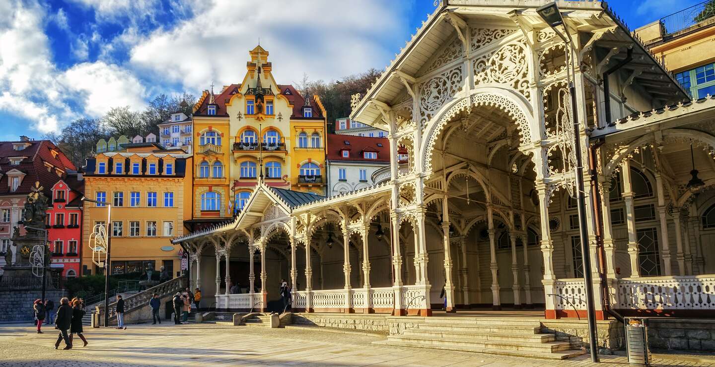 Karlsbad, die berühmte Kurstadt in Westboehmen, sehr beliebtes Touristenziel in der Tschechischen Republik | © Gettyimages.com/Xantana