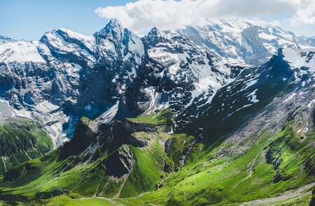 Schoene Berge und Gletscher im Sommer mit Schnee und klarem Himmel, Blick auf Jungfrau, Schilthorn Schweiz | © Gettyimages.com/Possawat