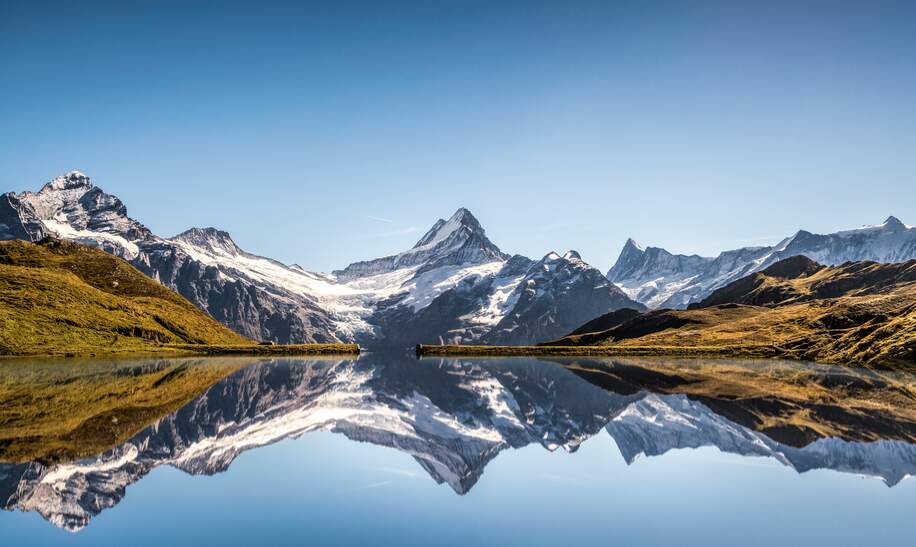 Bachalpsee mit reflektierendem Berg, Schreckhorn, Finsteraarhorn, in Grindelwald in der Schweiz | © Gettyimages.com/JaCZhou