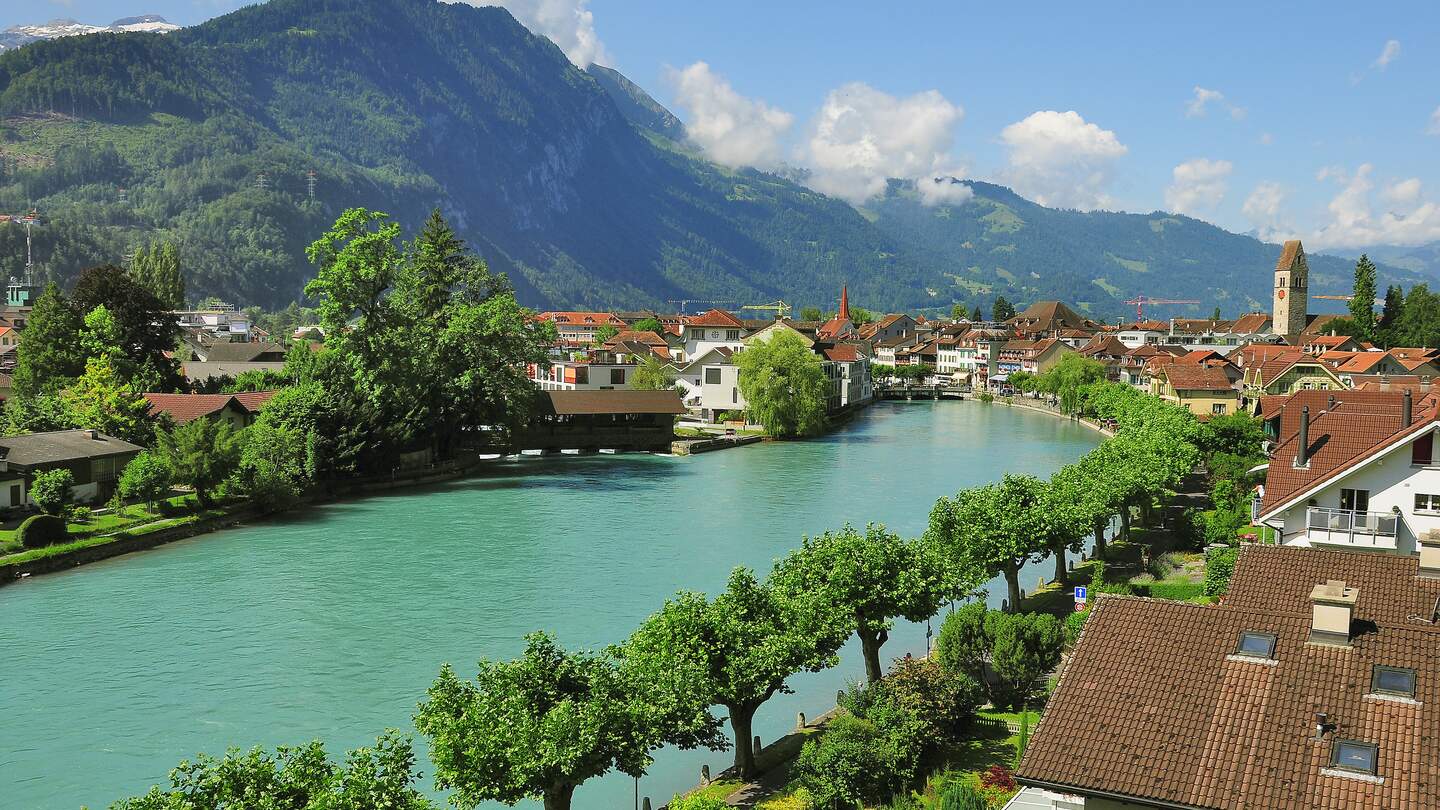 Stadtstrassen entlang des Flusses. Interlaken. | © Serjio74/gettyimages.com