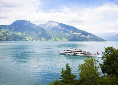 Blick auf den blauen Thuner See in der Schweiz Boot auf dem Thuner See  | ©  Gettyimages.com/France68