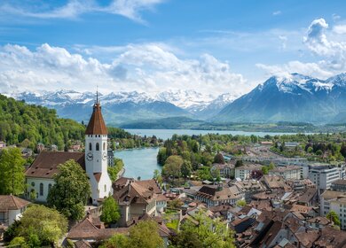 Die historische Stadt Thun mit dem Thuner See, im Kanton Bern in der Schweiz | © Gettyimages.com/ake1150sb