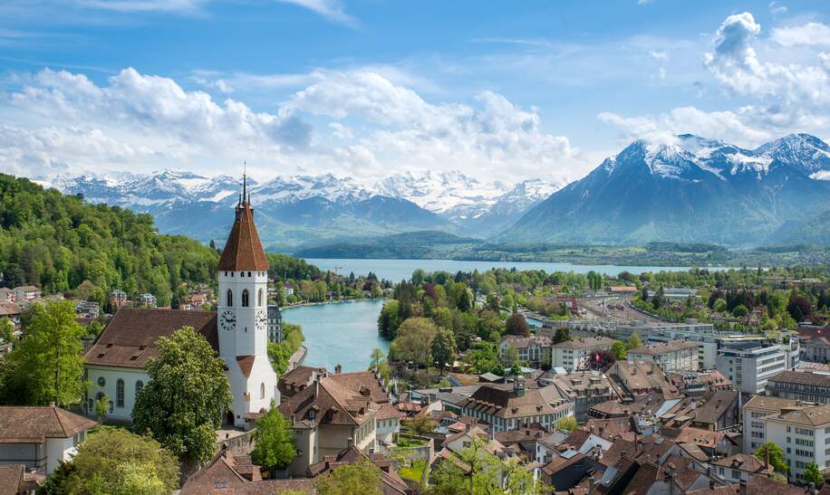 Die historische Stadt Thun mit dem Thuner See, im Kanton Bern in der Schweiz | © Gettyimages.com/ake1150sb