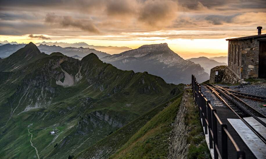 Berpanorama mit Blick auf die Gleise der Rothornbahn bei Nacht, Blick vom Gipfel | © Gettyimages.com/Markus Thoenen