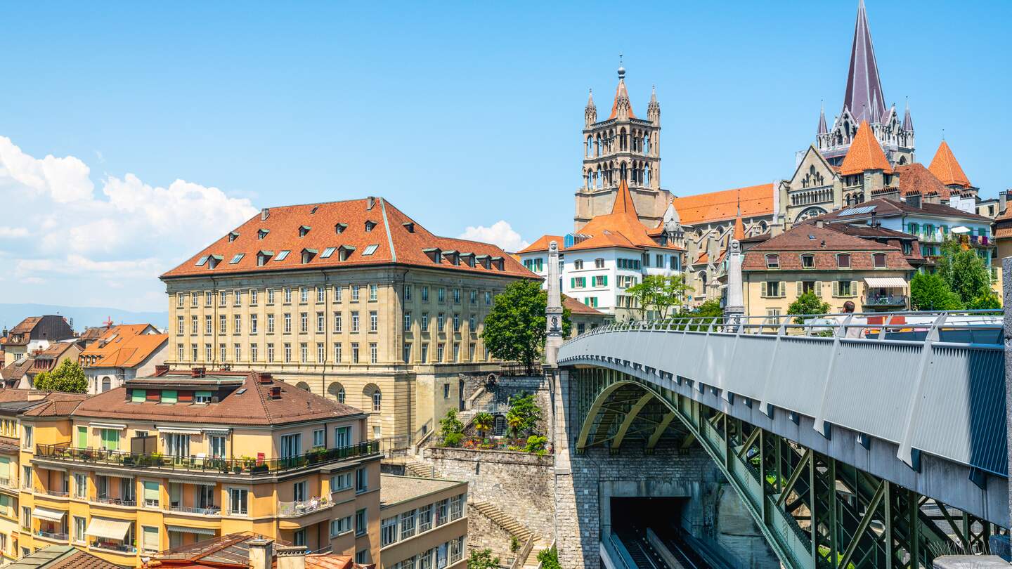 Blick auf die Altstadt von Lausanne von der Bessieres-Brücke aus und Notre Dame im Hintergrund | © Gettyimages.com/Julien Viry