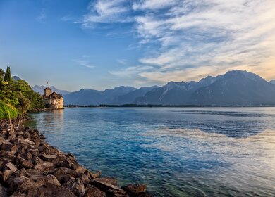 Blick auf das Schloss Chillon und den Genfersee | © Gettyimages.com/GoranQ