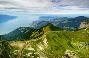 Blick vom Rocher de Naye, der Schweiz, in Richtung See Léman | © Gettyimages.com/MVorobiev
