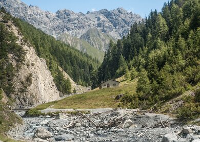 Val Tupchun im Schweizerischen Nationalpark mit ehemaligem Schweinealp Purcher | © Gettyimages.com/mweirauch