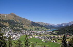 Wunderschoene Landschaft mit vielen Bergen und einem See bei Davos in Graubuenden in Schwizerland | © gettyimages.com/RenePi