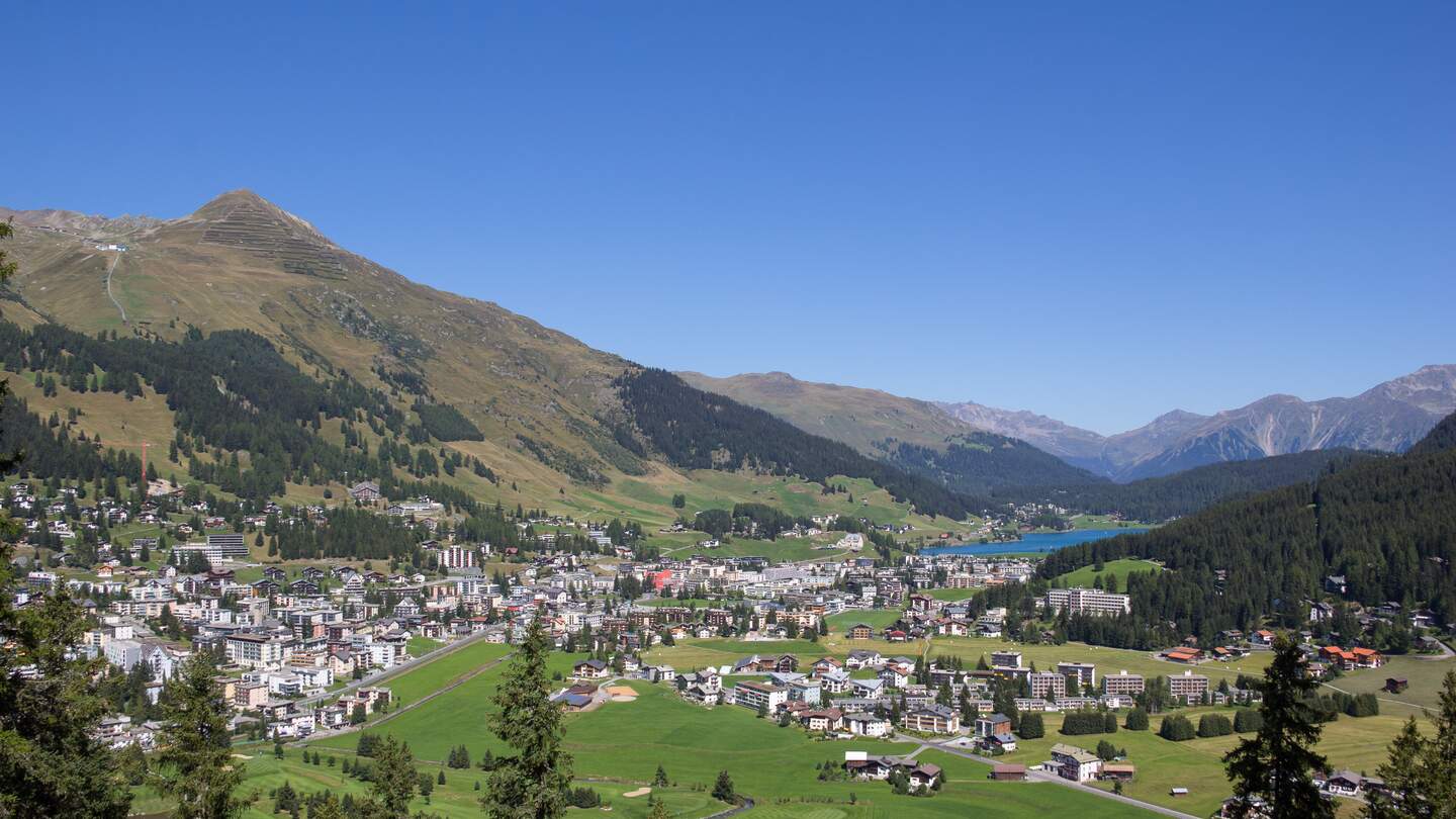 Wunderschoene Landschaft mit vielen Bergen und einem See bei Davos in Graubuenden in Schwizerland | © gettyimages.com/RenePi