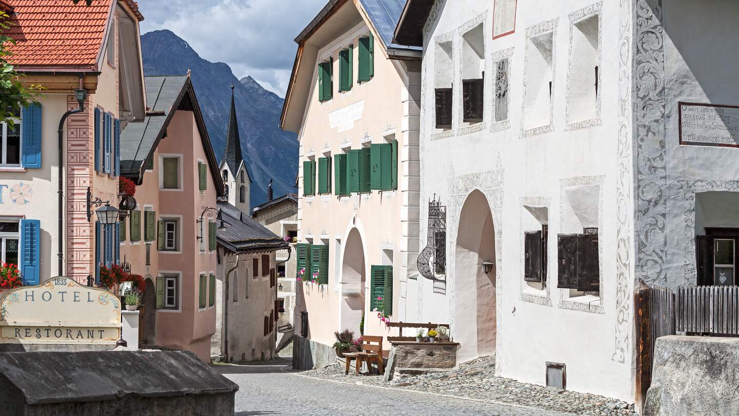 Blcik auf eine Staße mit den typischen Engadiner Häusern im Bergdorf Guarda im Unterengadin, Graubünden | © GettyImages.com/senorcampesino