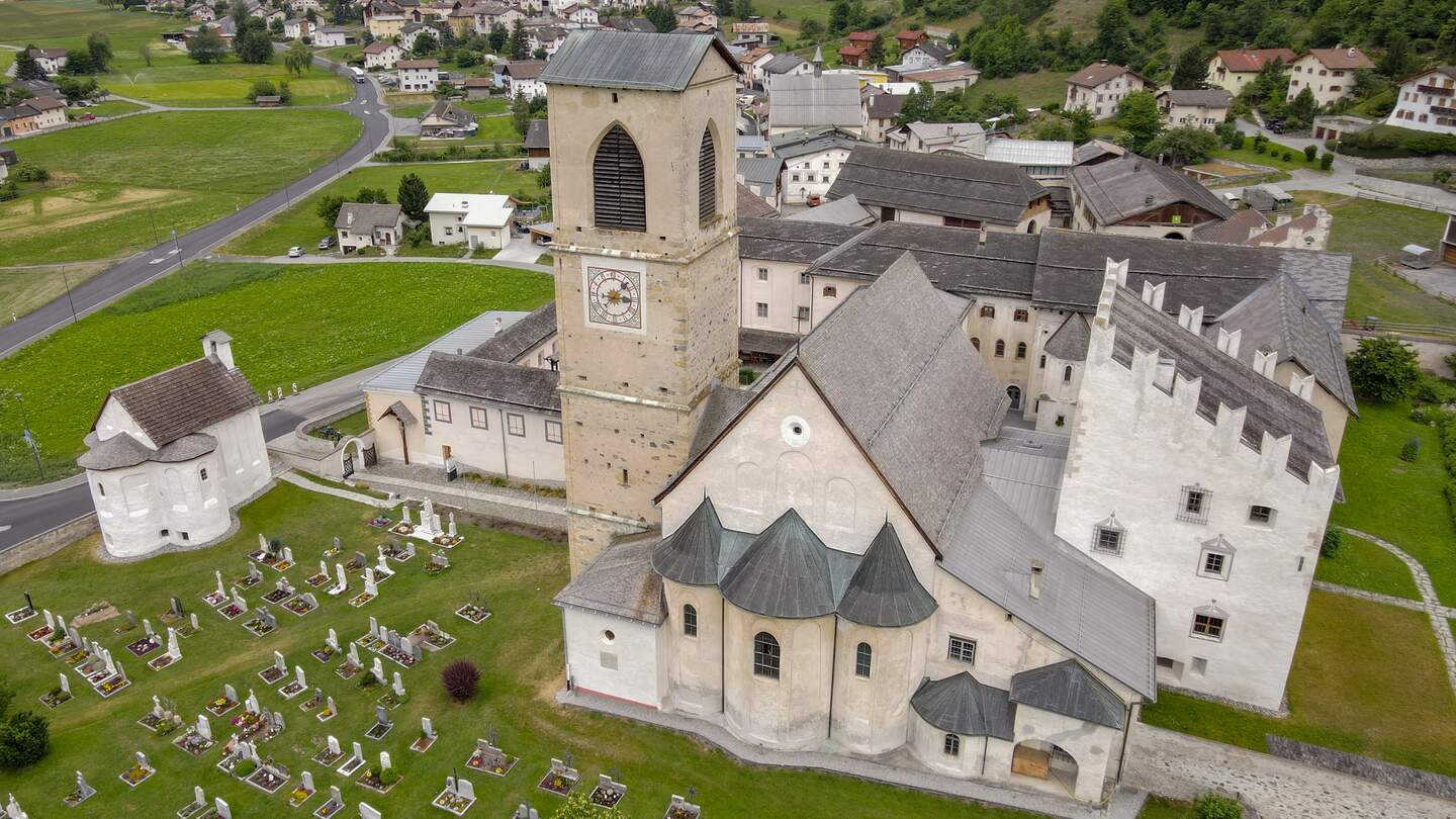Luftaufnahme mit Blick auf das romanische Kloster St. Johannnes in Müstair im Schweizer Nationalpark, Graubünden | © GettyImages.com/fotoember