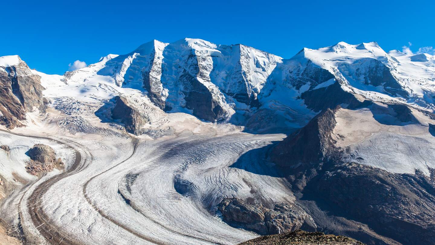 Blick auf den Moteratschgletscher von der Diavolezza in Graubünden, umgeben von schneebedeckten Berggipfeln  | © GettyImages.com/VogelSP
