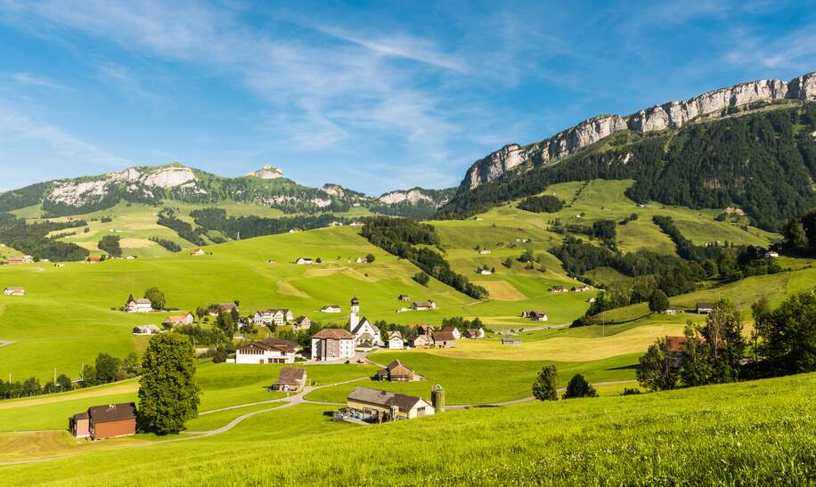 Blick auf das Dorf Schwende mit weitlaeufiger Natur bei Sonnenschein | © Gettyimages.com/Conny Pokorny