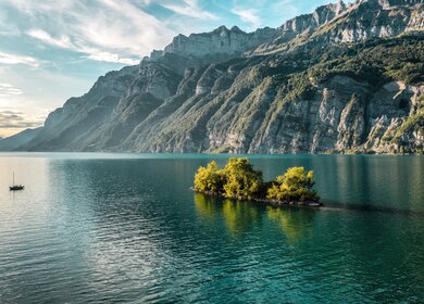 Die kleine Schnittlauchinsel im Walensee bei Quarten | © Schweiz Tourismus/Roland Gerth