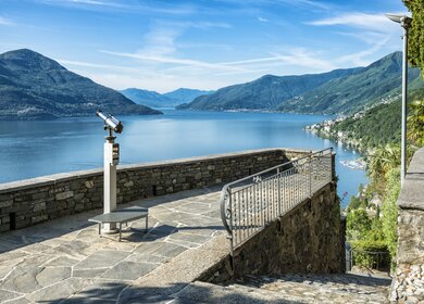 Blick auf den schönen Lago Maggiore zwischen Itlaien und der Schweiz bei Sonnenschein | © Gettyimages.com/Kemter