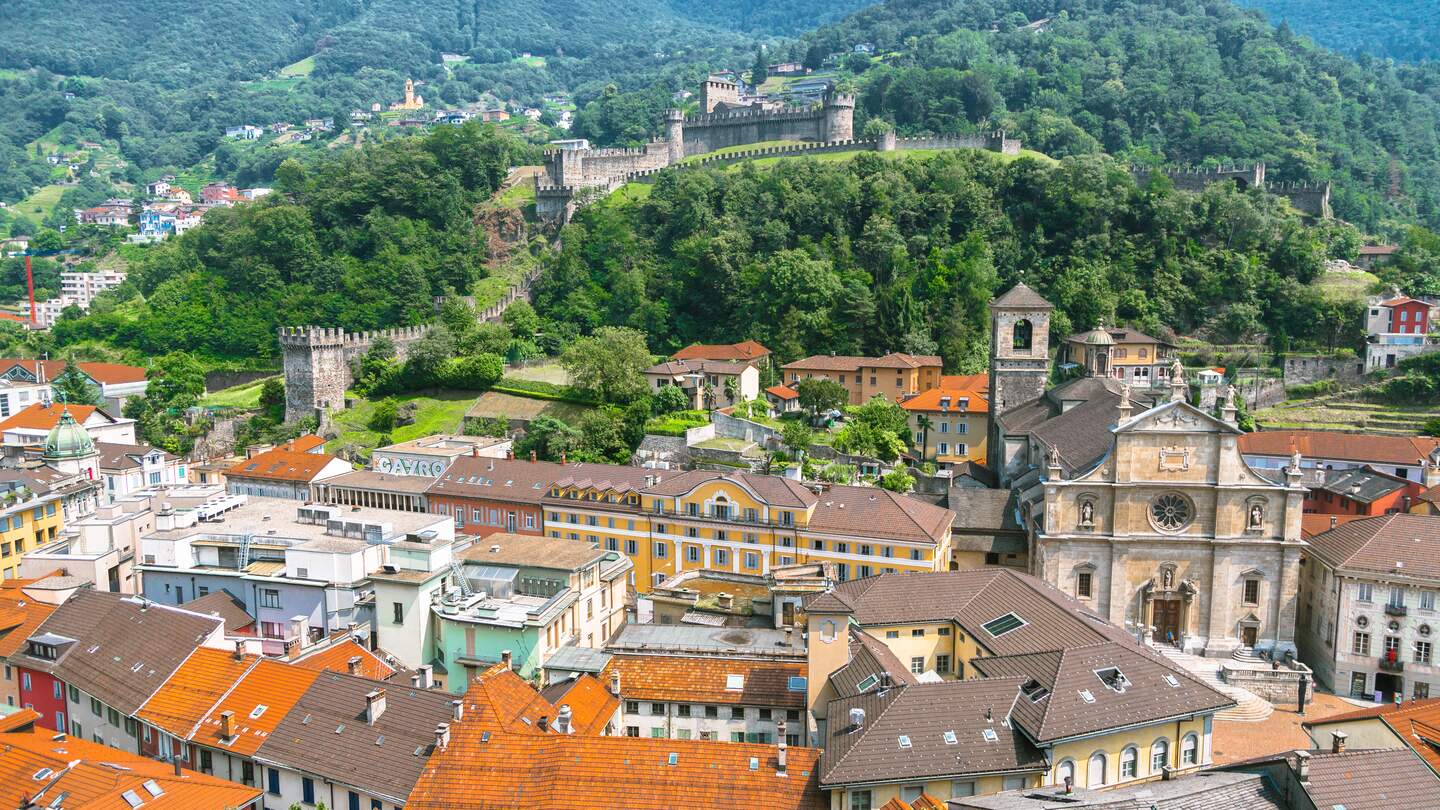 Panoramablick auf die Stadt Bellinzona mit seinen Burgen | © Gettyimages.com/Gfed