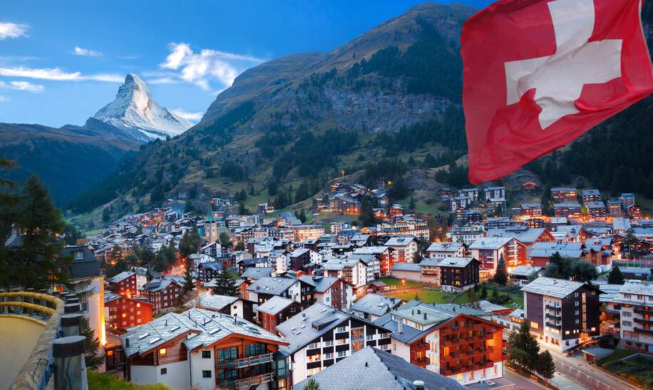 Beruehmtes Zermatter Dorf mit dem Gipfel des Matterhorns in den Schweizer Alpen | © gettyimages.com/extravagantni