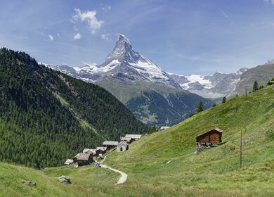 Bergige Landschaft mit Matterhorn  | © Gettyimages.com/DeveyF