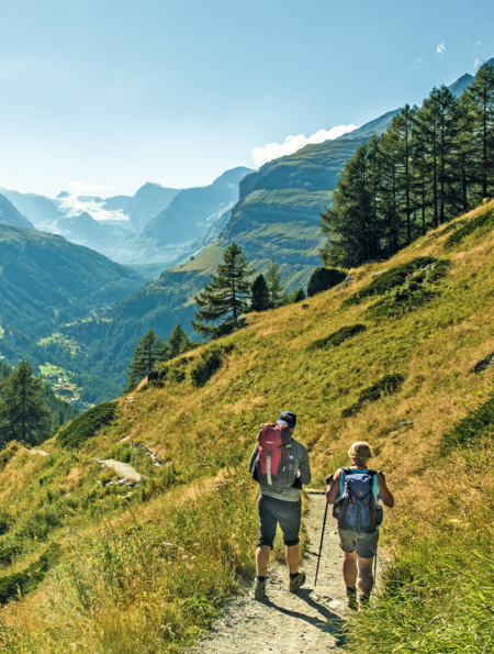 Wandern am Matterhorn in Zermatt Schweiz | © Switzerland Tourism/Ivo Scholz