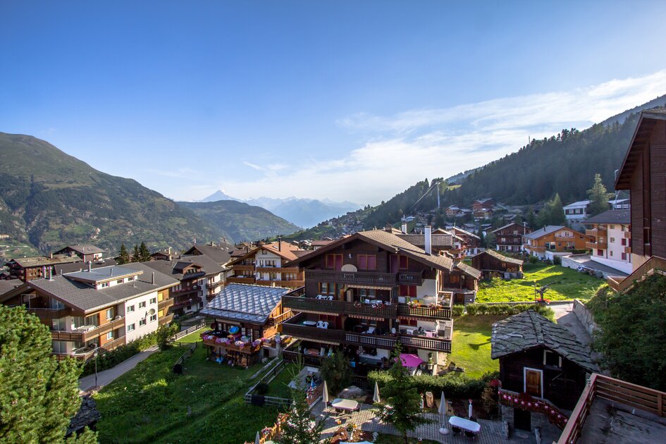 Die Stadt Zermatt im Sommer | © Gettyimages.com/CAHKT