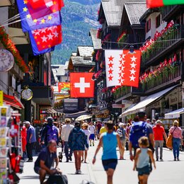 Die Innenstadt von Zermatt im Sommer  | © Gettyimages/kuri2000