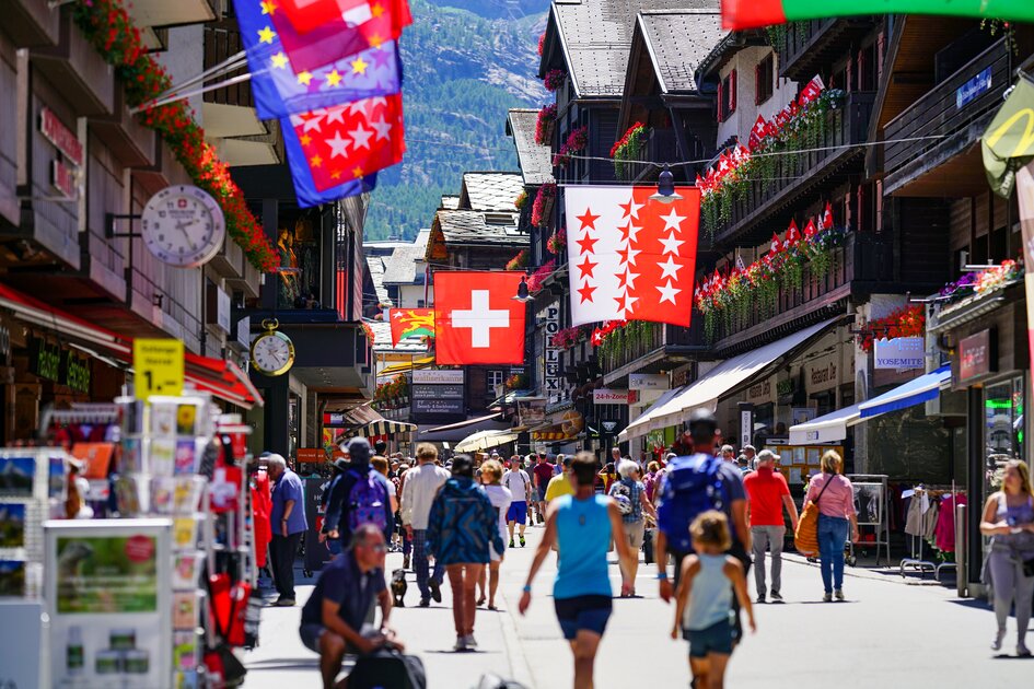 Die Innenstadt von Zermatt im Sommer  | © Gettyimages/kuri2000